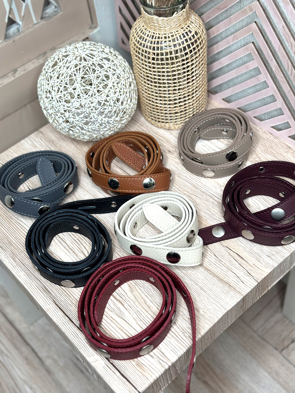 Cinturón tachuelas lazo